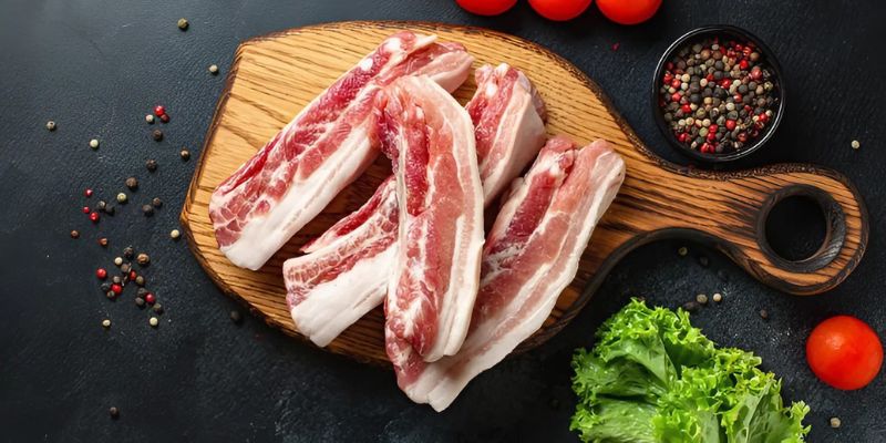 ส่วนผสมที่ต้องเตรียมสำหรับหมูสามชั้นทอดน้ำปลา