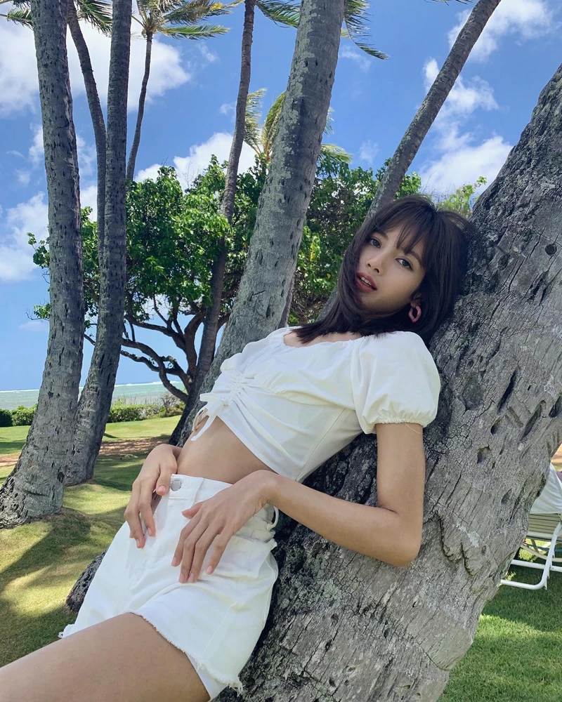 ลลิษา มโนบาล: สไตล์เซ็กซี่ที่ทำให้แฟน ๆ ใจสั่น