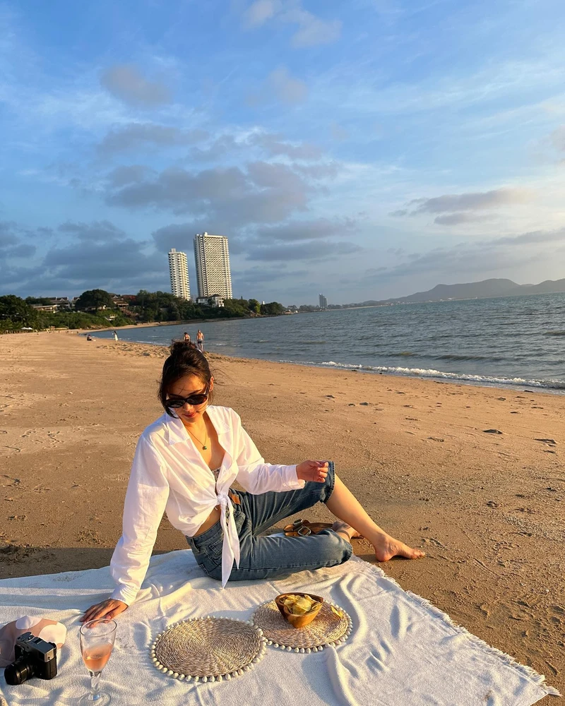 ชุดว่ายน้ำสีชมพูของ Urassaya Sperbund ทำให้เธอยิ่งน่ามอง