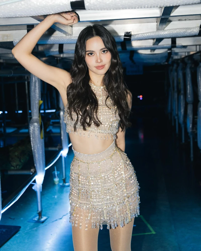 ลุคแฟชั่นวินเทจของ Urassaya Sperbund ที่น่ารักแบบ sexy ไม่ซ้ำใคร
