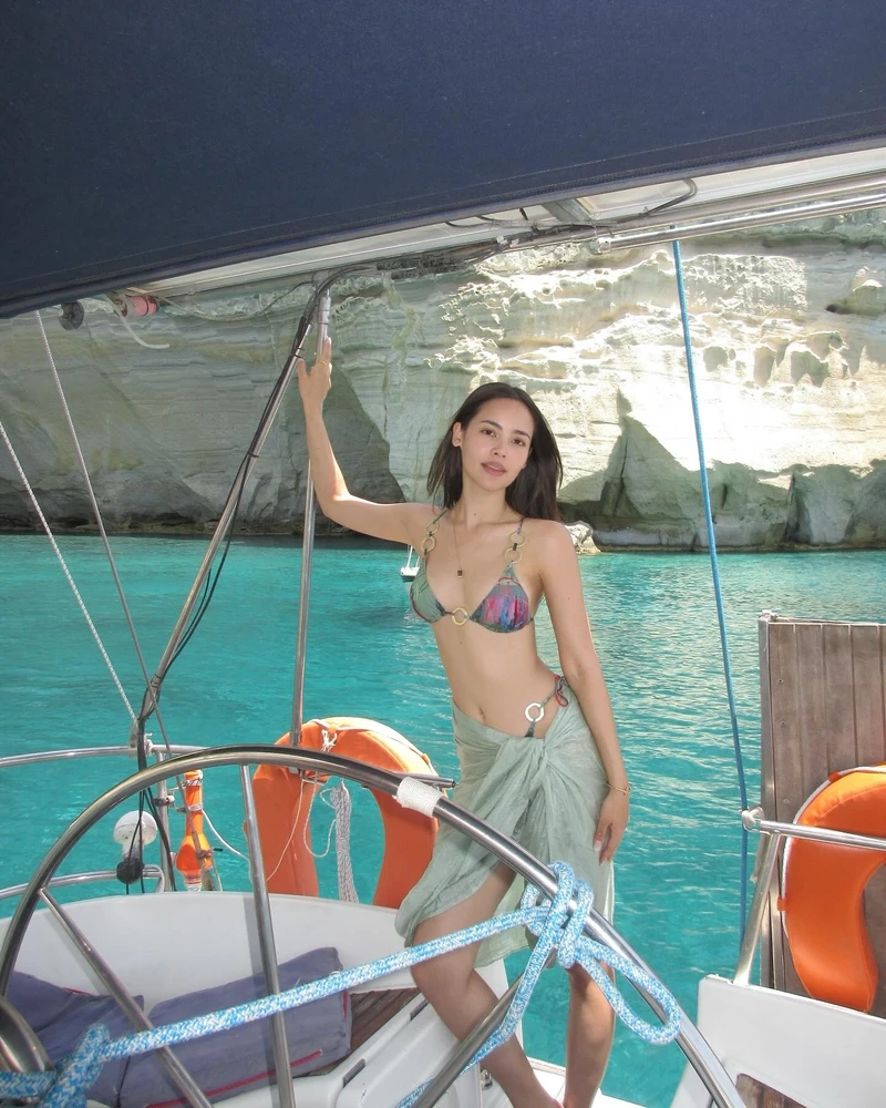 Urassaya Sperbund กับแววตาขี้เล่นในลุค cute สดใส