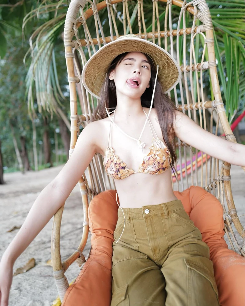ลุคแฟชั่นสุดปังของ Yaya Urassaya Sperbund กับชุดสีดำแนบเนื้อ สุด sexy