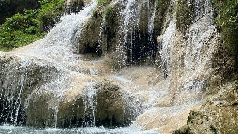 น้ำตกเอราวัณ (Erawan Waterfall) สวรรค์ธรรมชาติแห่งกาญจนบุรี