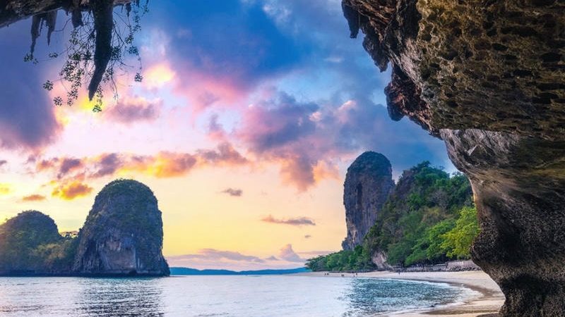 สำรวจความงามของถ้ำพระนาง (Phra Nang Cave Beach) ในกระบี่