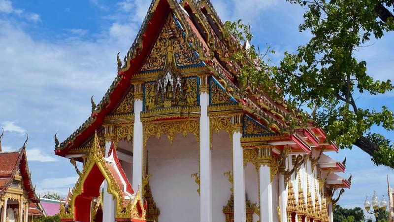 วัดฉลอง (Wat Chalong Temple): ศูนย์รวมจิตใจแห่งภูเก็ต