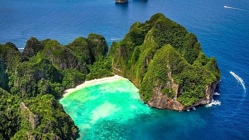 เกาะพีพี: สวรรค์กลางทะเลอันดามันที่คุณต้องไปให้ได้สักครั้ง